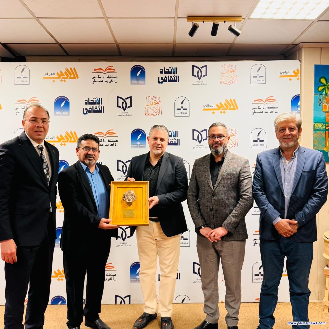 رئيس منظمة نخيل عراقي د.مجاهد أبو الهيل يهدي اتحاد الأدباء نسخة مصغرة لتمثال الجواهري..