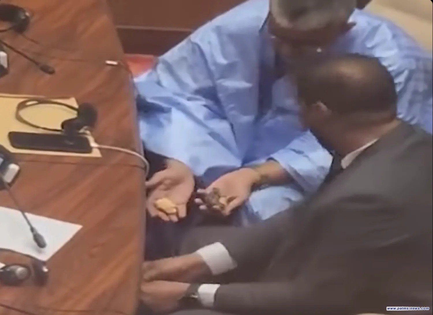 نواكشوط: نائبان يأكلان «القديد» خلال مناقشة الحكومة