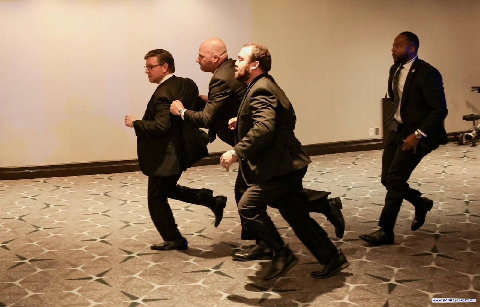 بالصور| حالة الاستنفار الأمني في عشاء مراسلي البيت الأبيض بعد حادثة إطلاق النار على ترامب.