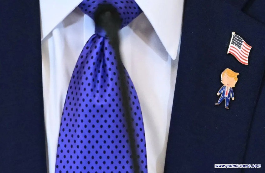 ما قصة دبوس "ترامب السعيد"؟