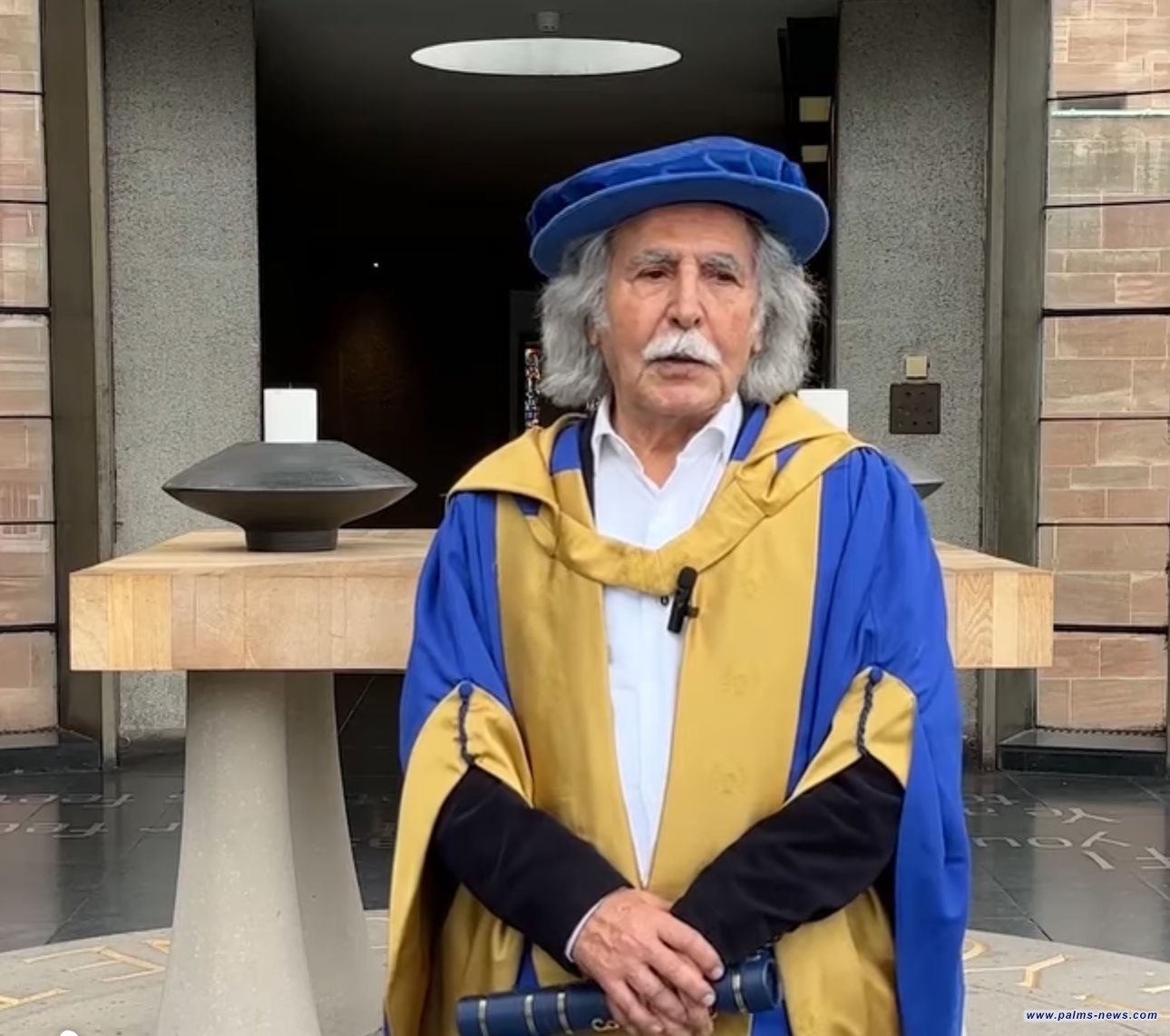 جامعة كوفنتري البريطانية تكرم الفنان العراقي ضياء العزاوي وتمنحه شهادة الدكتوراه الفخرية