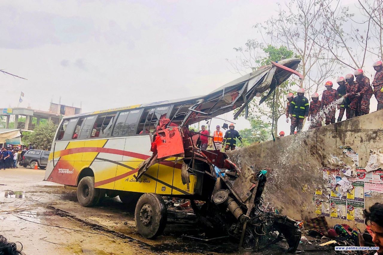 مقتل 17 شخصا في حادث تحطم حافلة في بنغلادش