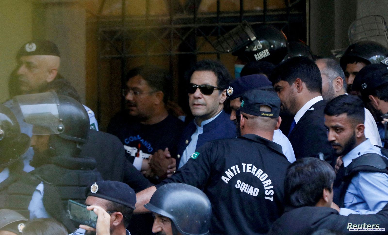 القضاء الباكستاني يلغي حكما بسجن عمران خان.. ويمنعه من العمل السياسي