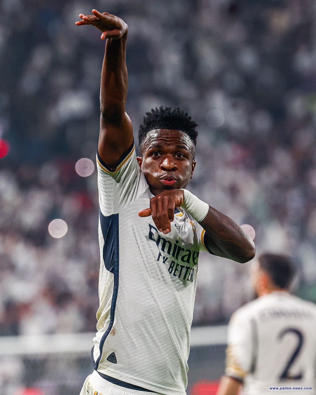 ريال مدريد يتوج بكأس السوبر الإسباني بعد فوزه على خصمه الأزلي برشلونة برباعية في الرياض.