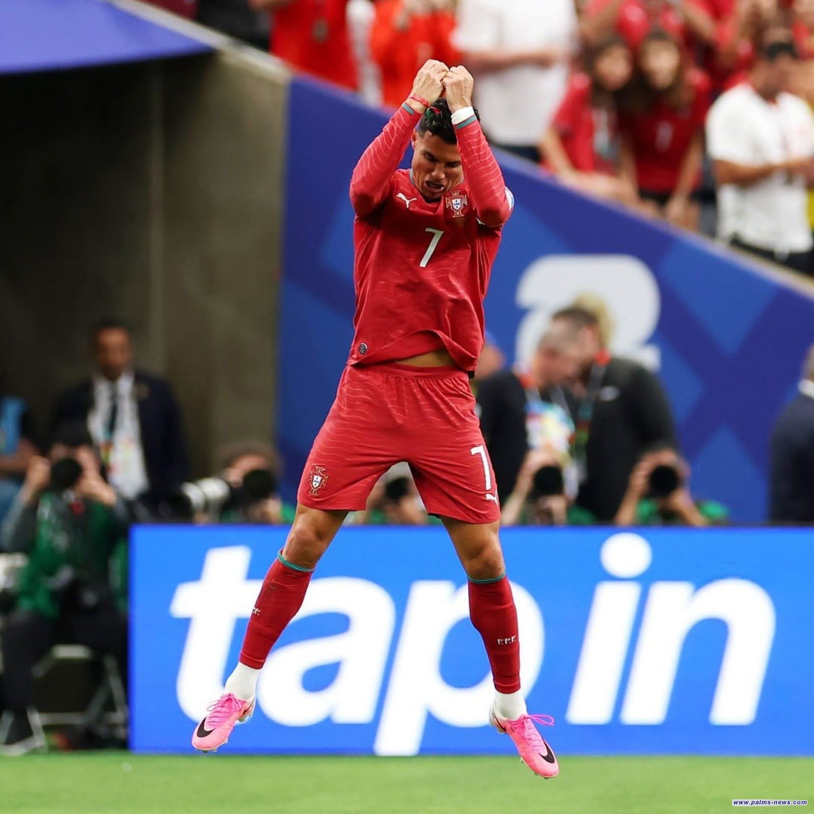 كريستيانو رونالدو يصبح أول لاعب في تاريخ كرة القدم يسجل أهدافاً في 6 نسخ مختلفة من كأس العالم.