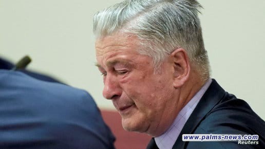 أليك بالدوين ينهار بالبكاء بعد قرار المحكمة بشأن تهمة القتل غير العمد