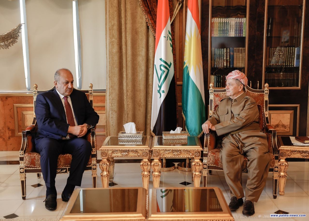 رئيس الحزب الديمقراطي الكردستاني مسعود بارزاني يلتقي وزير الدفاع ثابت العباسي لبحث سبل التعاون المشترك بين المركز والإقليم للقضاء على الفلول الإرهابية.