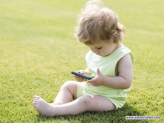 تحذيرات طبية جديدة من استخدام الأطفال للهواتف