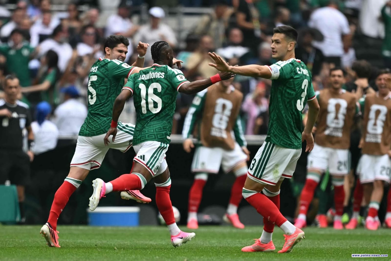 المكسيك تتقدم بهدف دون رد على جنوب أفريقيا في الشوط الأول لافتتاح كأس العالم.