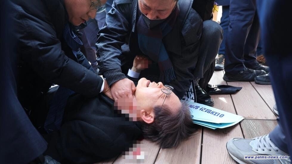 تعرض زعيم المعارضة في كوريا الجنوبية للطعن في رقبته