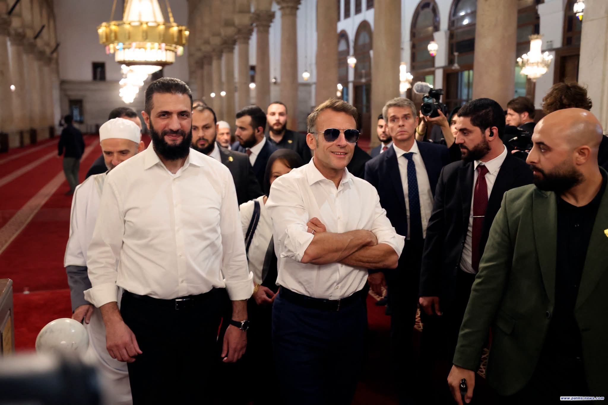 الرئيس الفرنسي إيمانويل ماكرون يزور الجامع الأموي بدمشق رفقة الرئيس السوري أحمد الشرع.
