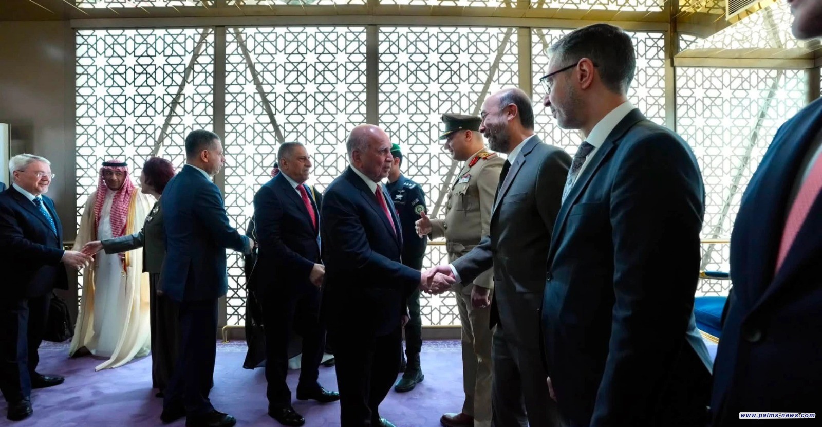 بوفد أمني ودبلوماسي رفيع.. وزير الخارجية العراقي يصل إلى السعودية في زيارة رسمية