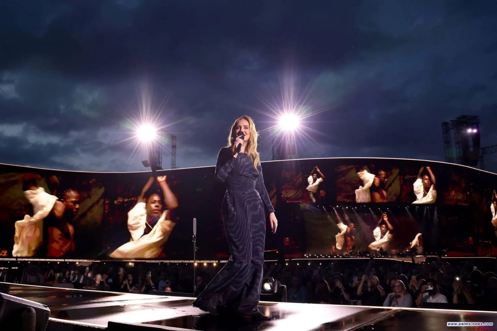 أديل تعلن خطوبتها في حفلتها بألمانيا