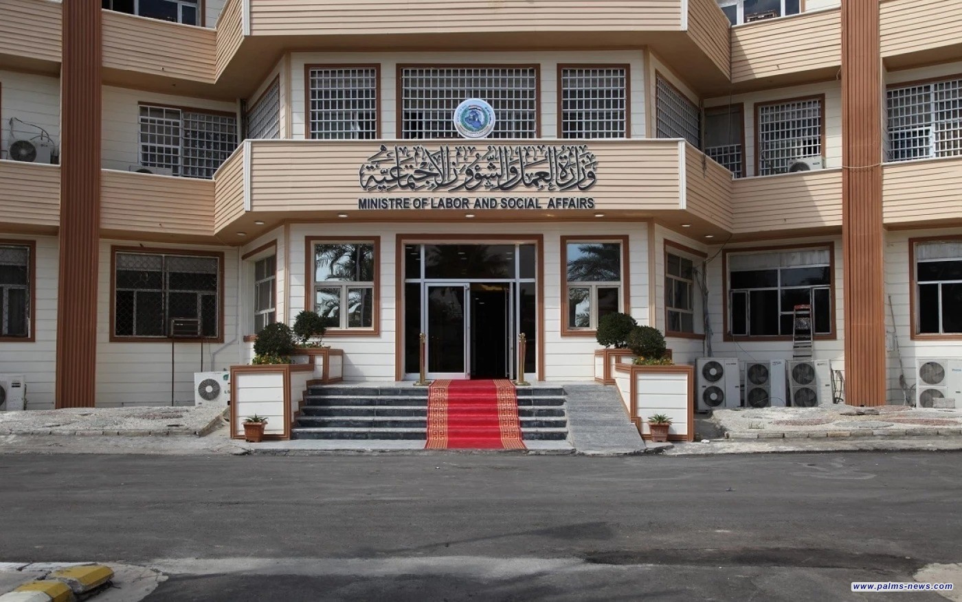 رواتب لسائقي الأجرة والباعة المتجولين.. العمل تفصّل "امتيازات" قانون التقاعد والضمان الاجتماعي للعمال