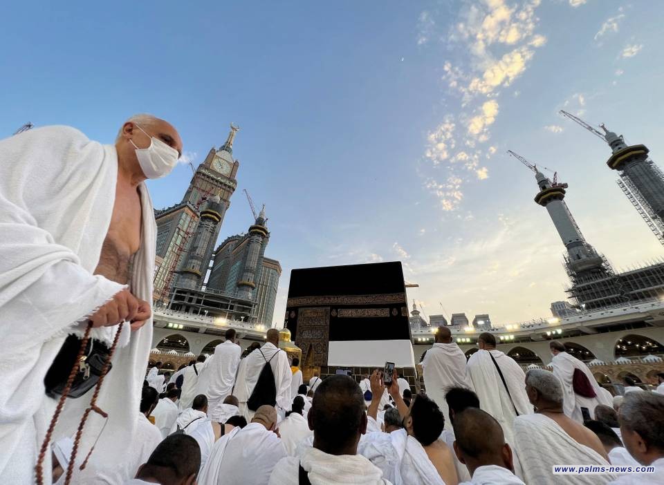 مكة المكرّمة تفيض بالحجاج مع بدء المناسك