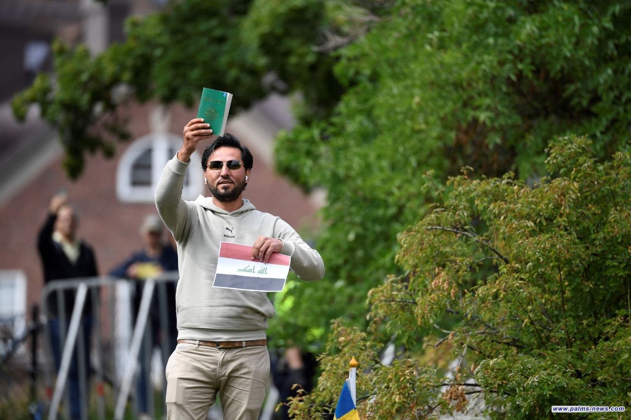 المتطرف سلوان موميكا ينوي حرق المصحف الشريف للمرة الثالثة والعلم العراقي من أمام السفارة الإيرانية في السويد يوم 3 أغسطس.