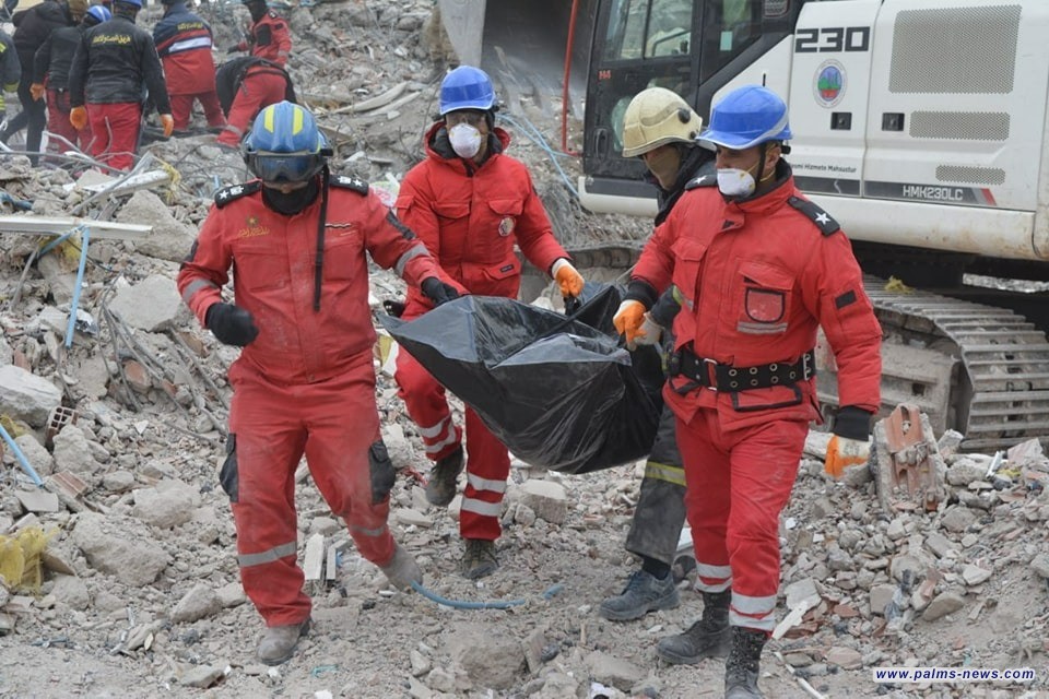 فريق الإنقاذ العراقي ينتشل 14 جثة من تحت ركام أنقاض المباني في تركيا