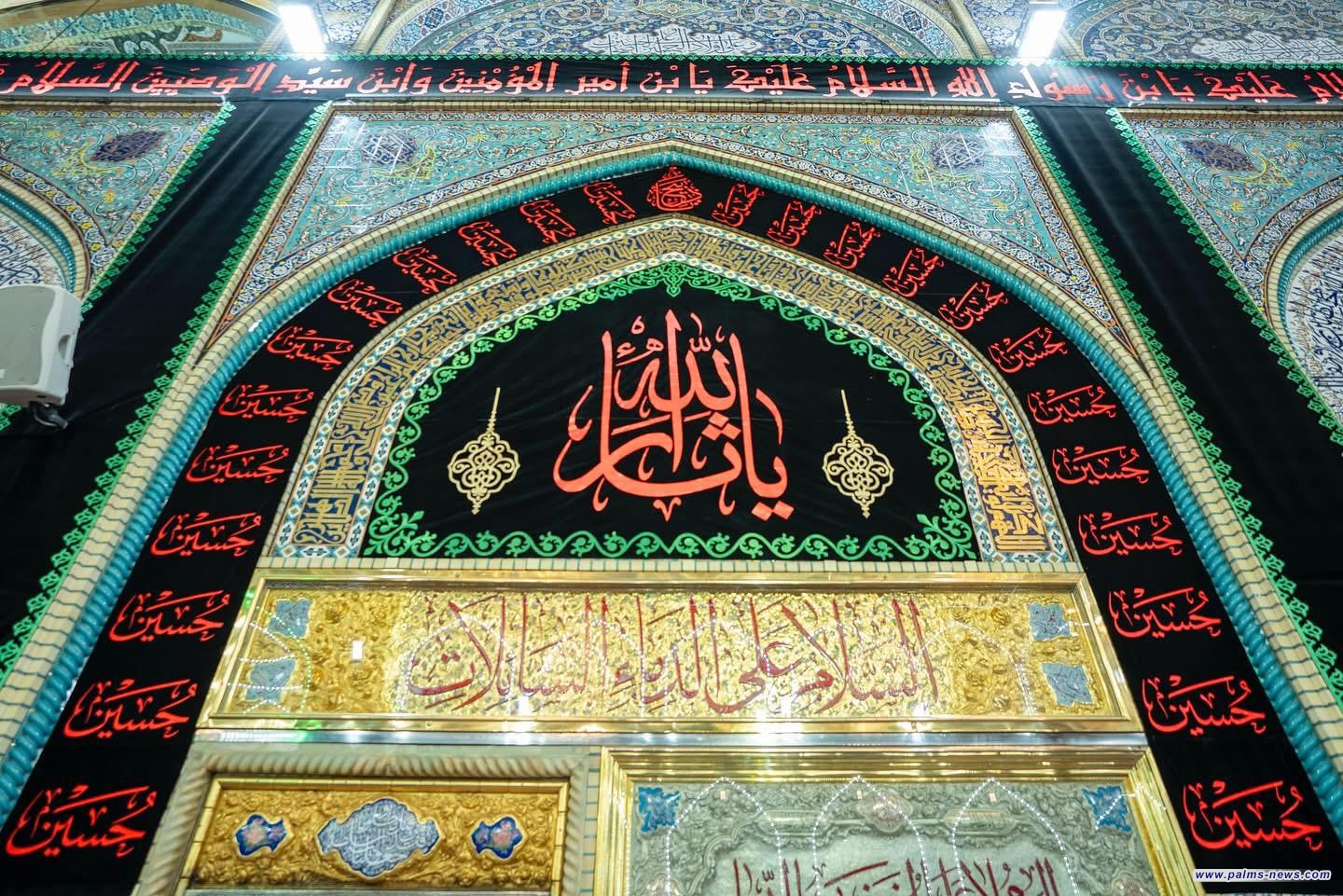 جدران صحن الإمام الحسين "ع" تتشح بالسواد مع اقتراب شهر محرم الحرام.