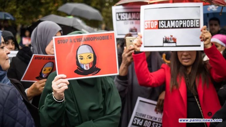 أستاذ فرنسي: أجندة سياسية خلف قرار منع ارتداء العباءة