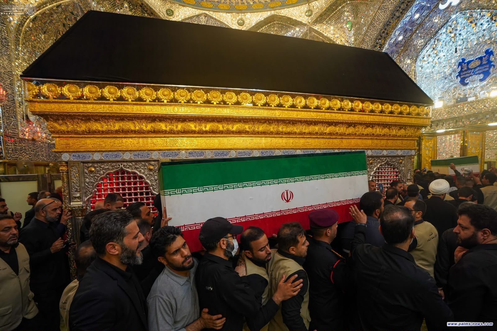 مرقد الإمام علي بن أبي طالب "عليه السلام"يكتظ بالمشيعين لجثمان الشهيد السيد علي الخامنئي بالنجف الأشرف.