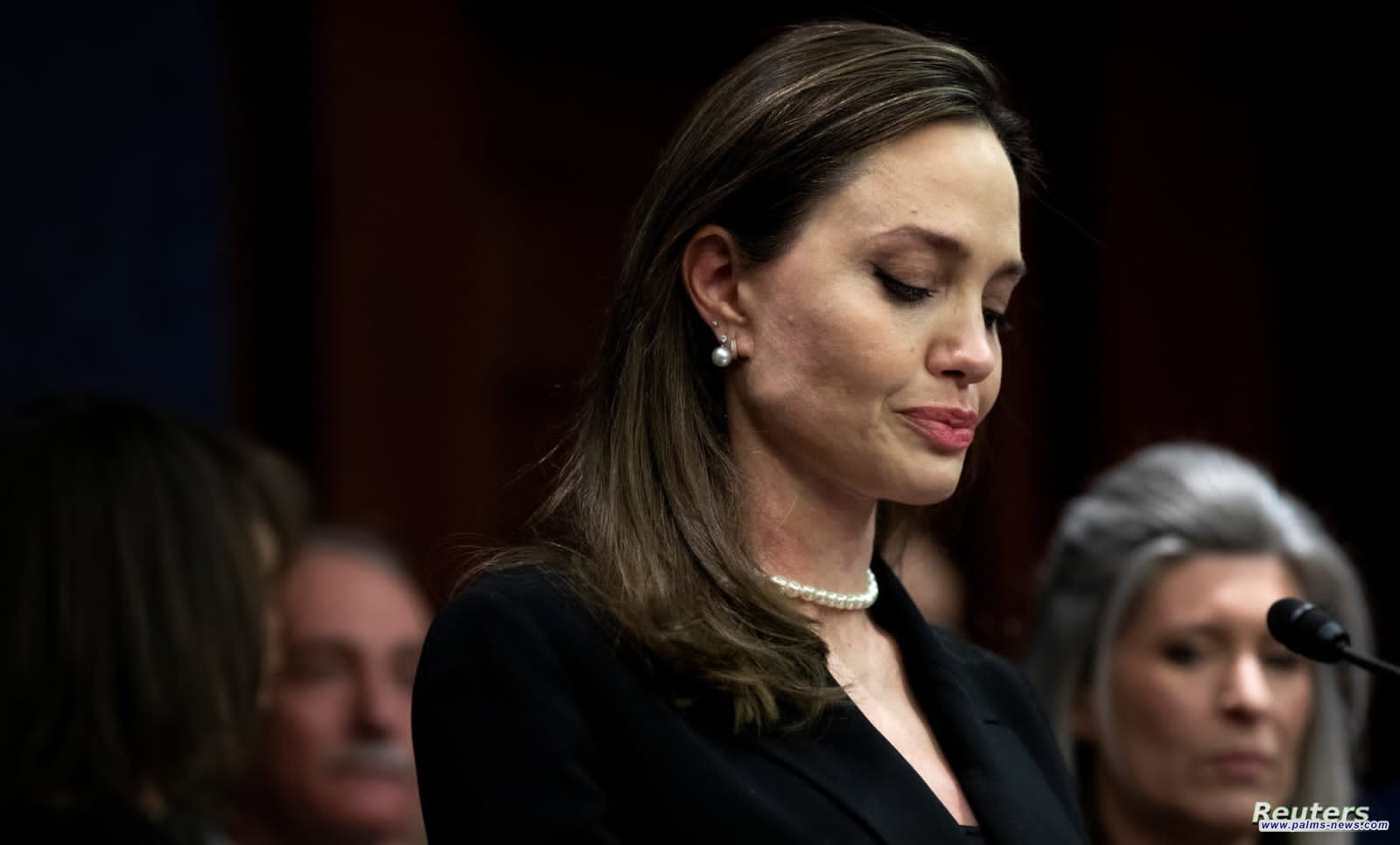 "زعماء العالم متواطئون في هذه الجرائم" أنجلينا جولي تدين قصف الابرياء