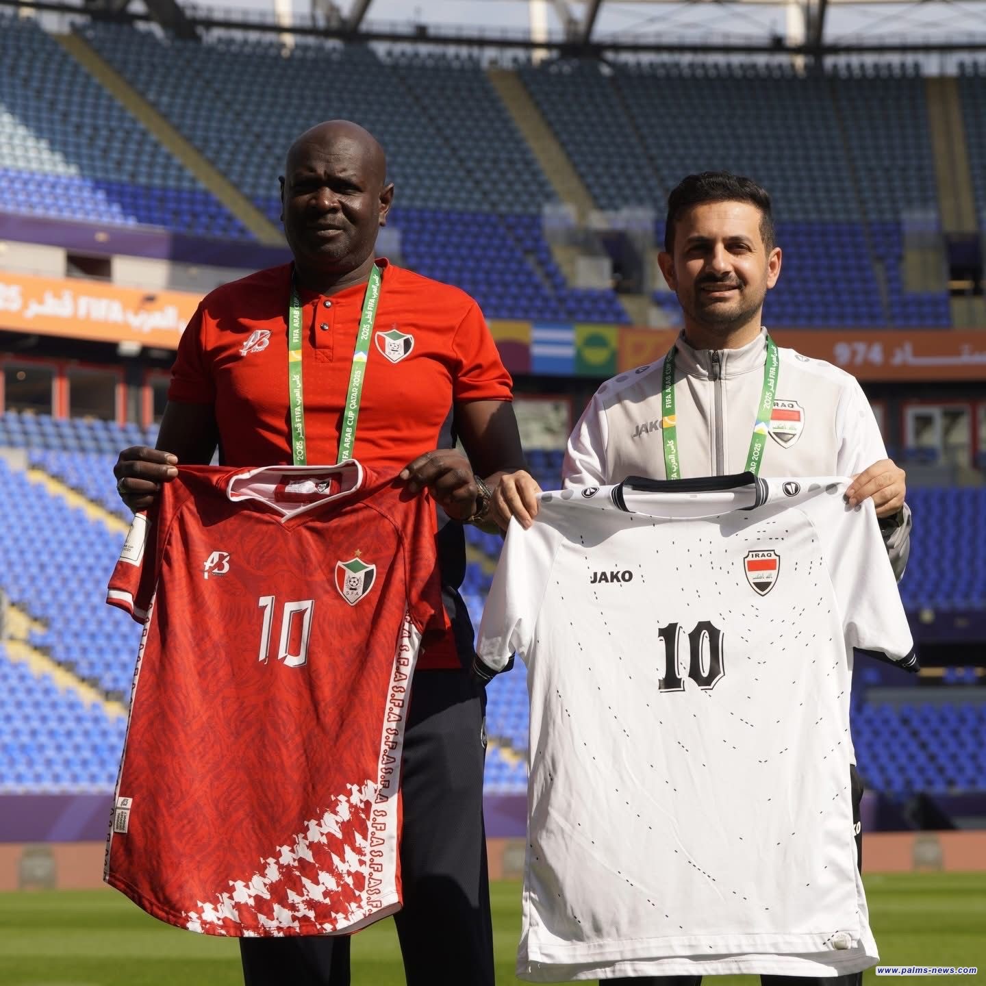 الـمنتخب الوطني العراقي باللون الأبيض، ومنتخب السودان باللون الأحمر بمواجهة الغد بكأس العرب.