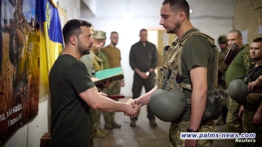 ينتقد غياب المسؤولين.. زيلينسكي في الجبهة