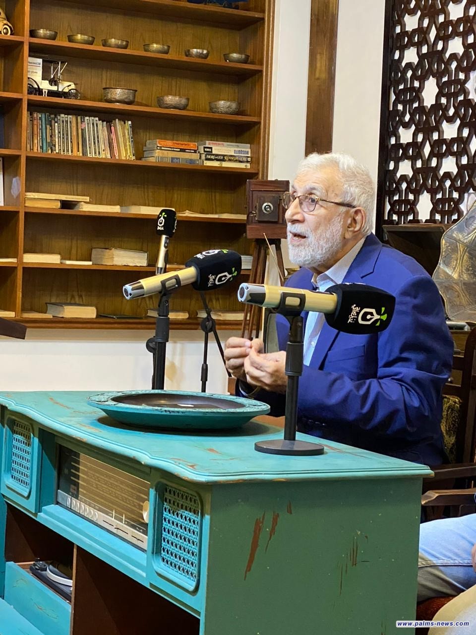 المفكر العراقي غالب الشابندر يهدي مجموعة من كتبه لمكتبة نخيل عراقي