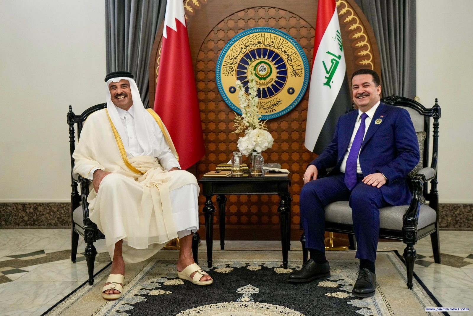 أمير قطر: نأمل أن تنعكس مخرجات وقرارات القمة في تعزيز تضامننا العربي.