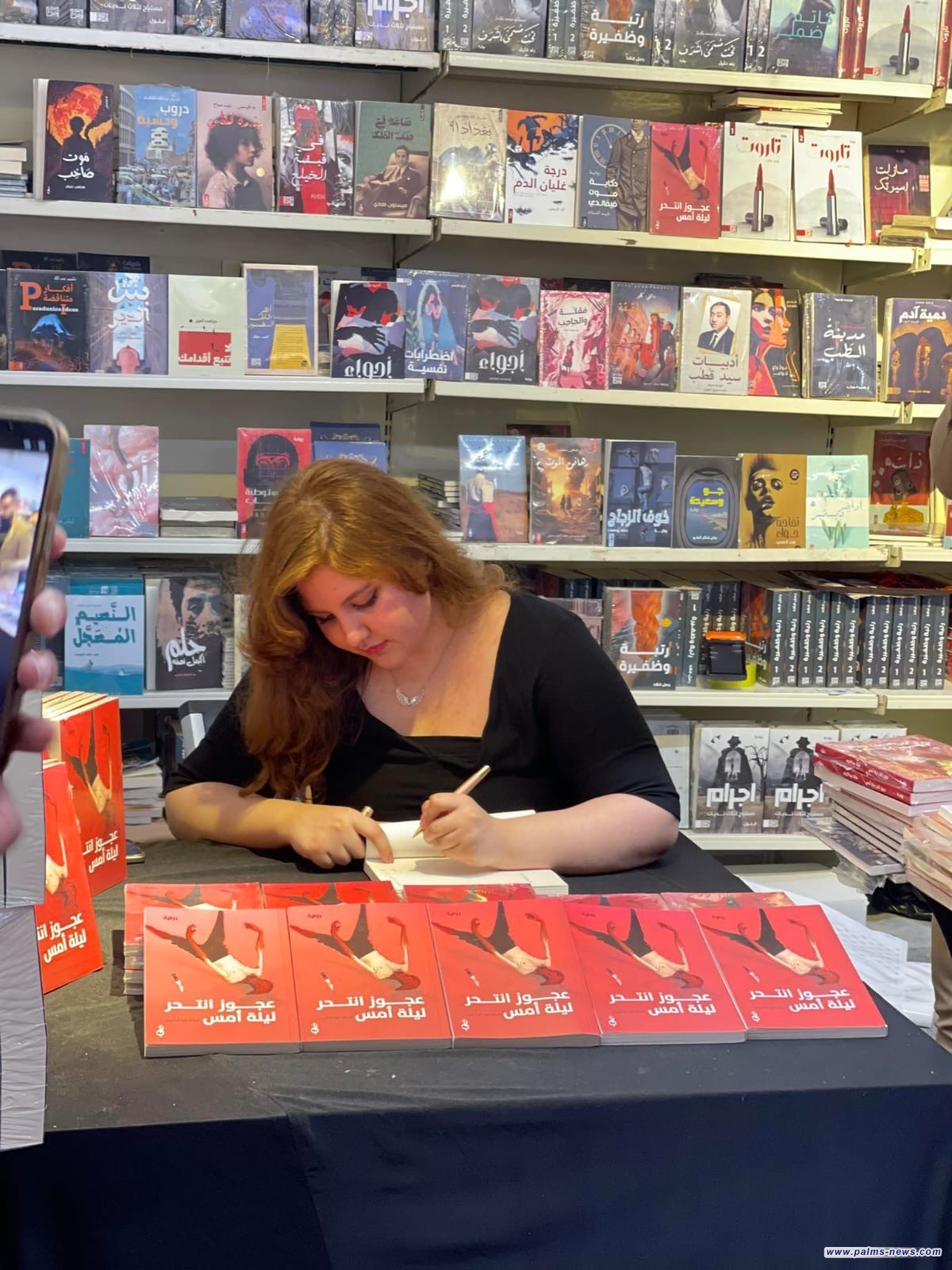 الروائية العراقية هالة عبد الكريم توقع روايتها الجديدة بمعرض العراق الدولي للكتاب