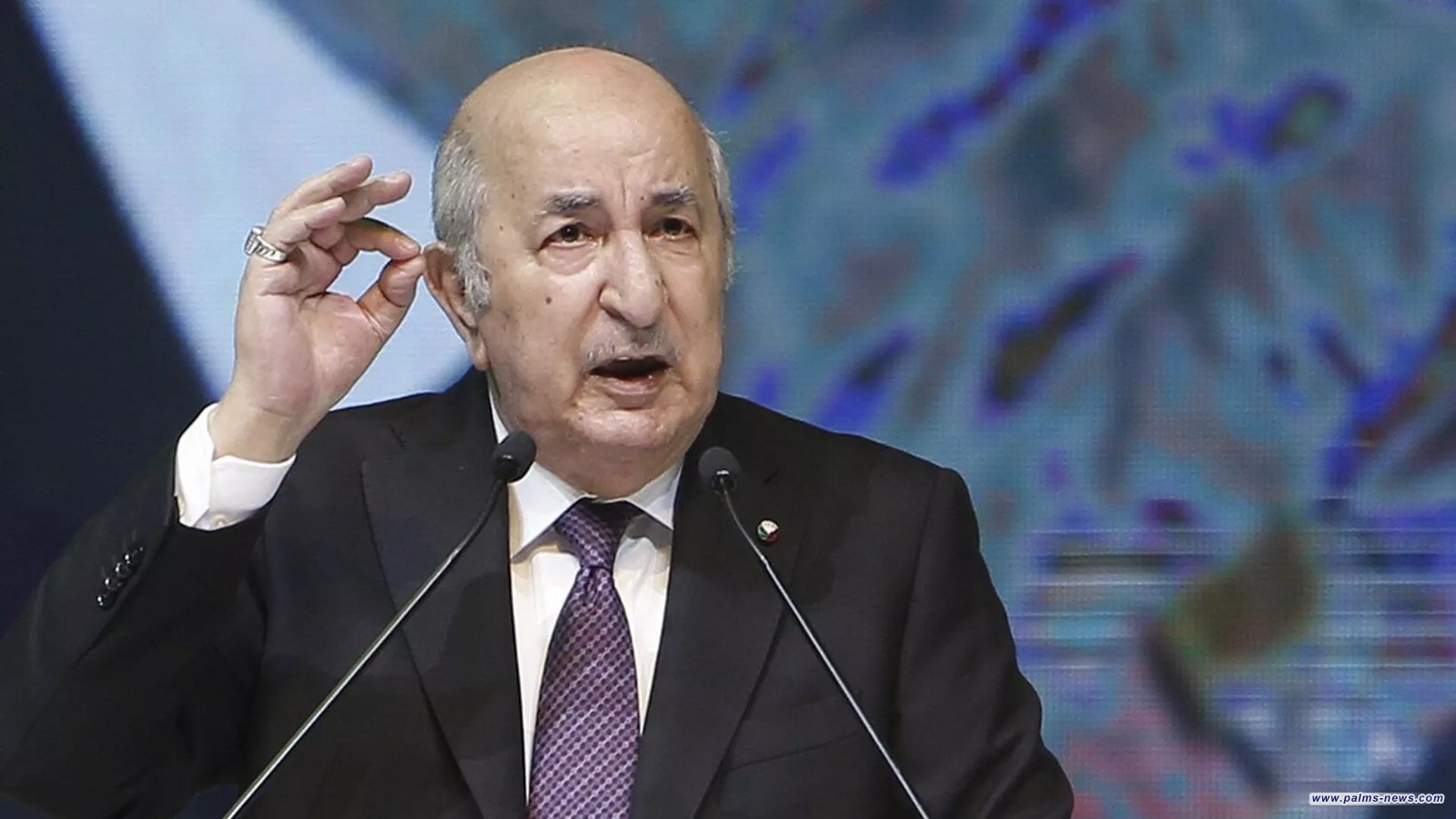 الرئيس الجزائري يثير ضجة على مواقع التواصل بسبب خط يده