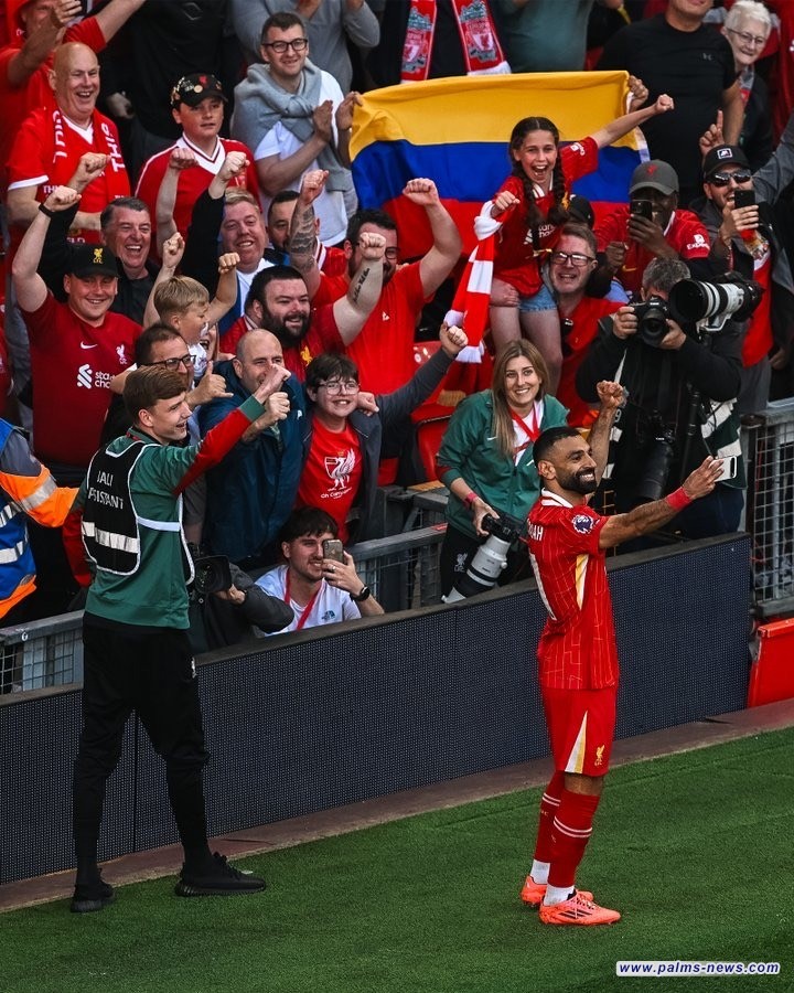 محمد صلاح يلتقط "سيلفي ذهبي" بهاتف مشجعة