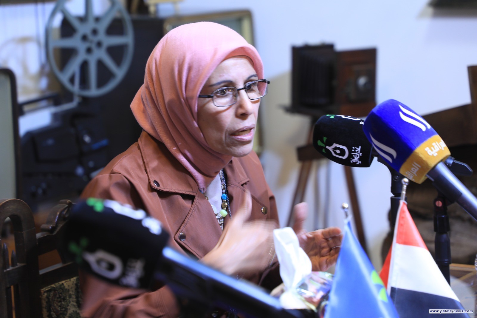 الناقدة نادية هناوي : الشاعر الذي يكتب المطولة الشعرية فيلسوف