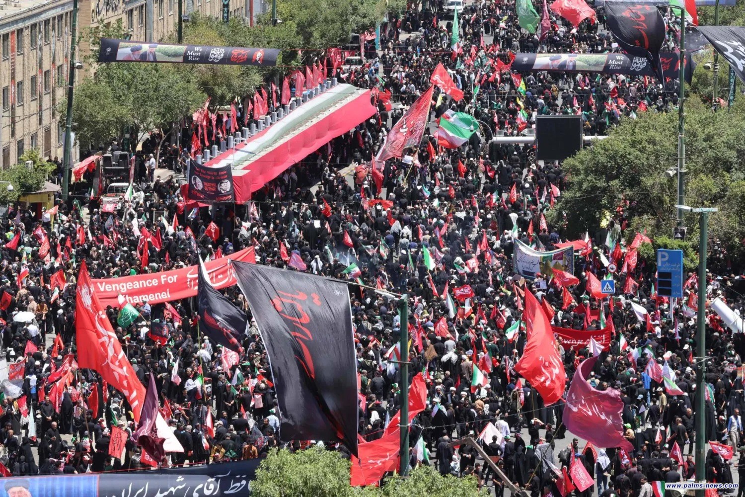 حيث سيوارى الثرى... وصول طائرة نعش الشهيد خامنئي إلى مشهد