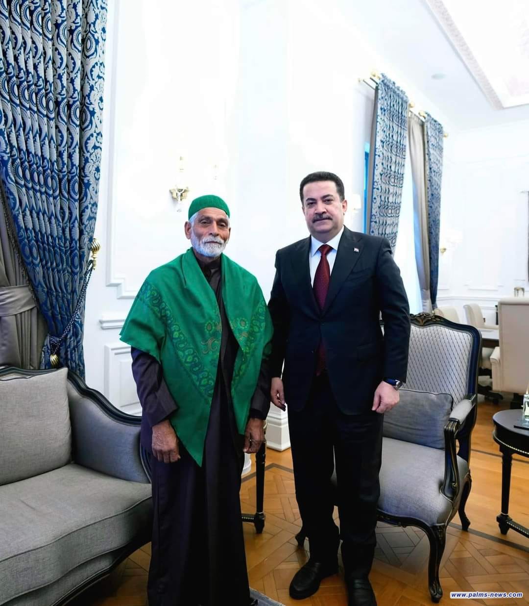 السوداني يكرم أحد المواطنين العراقيين لقيامه بأعمال تطوعية في بابل