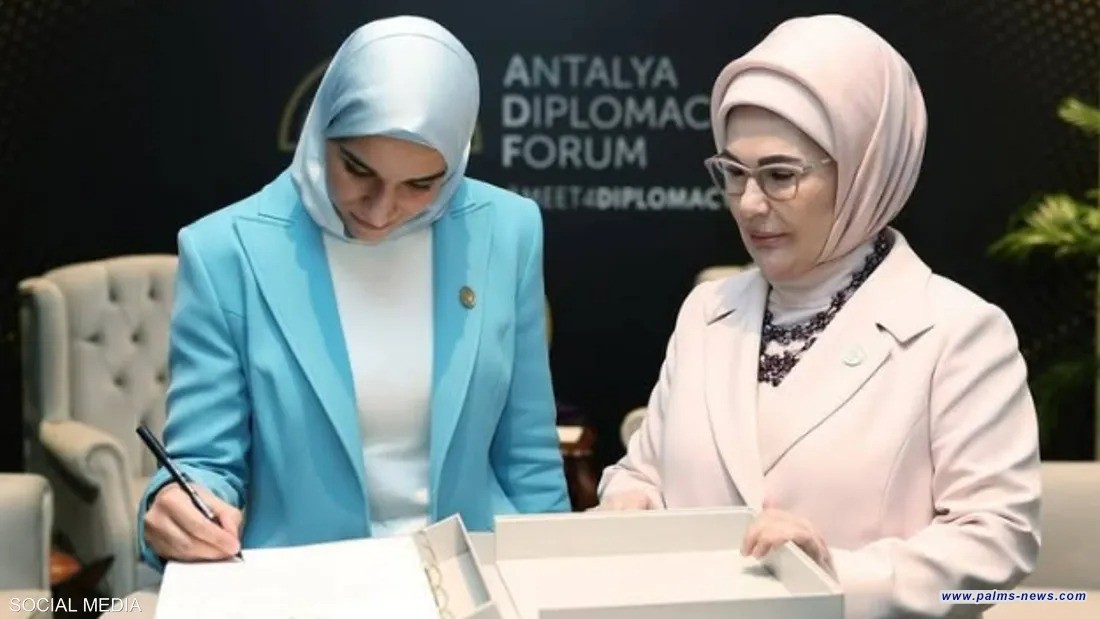 قلم وكتاب أبيض كبير.. على ماذا وقعت زوجة الشرع في تركيا؟