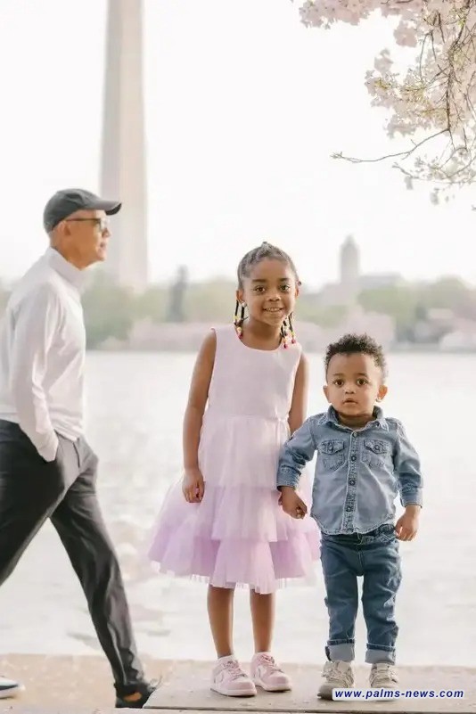 لقطة لا تُنسى.. أوباما يقتحم صورة لطفلين في الشارع