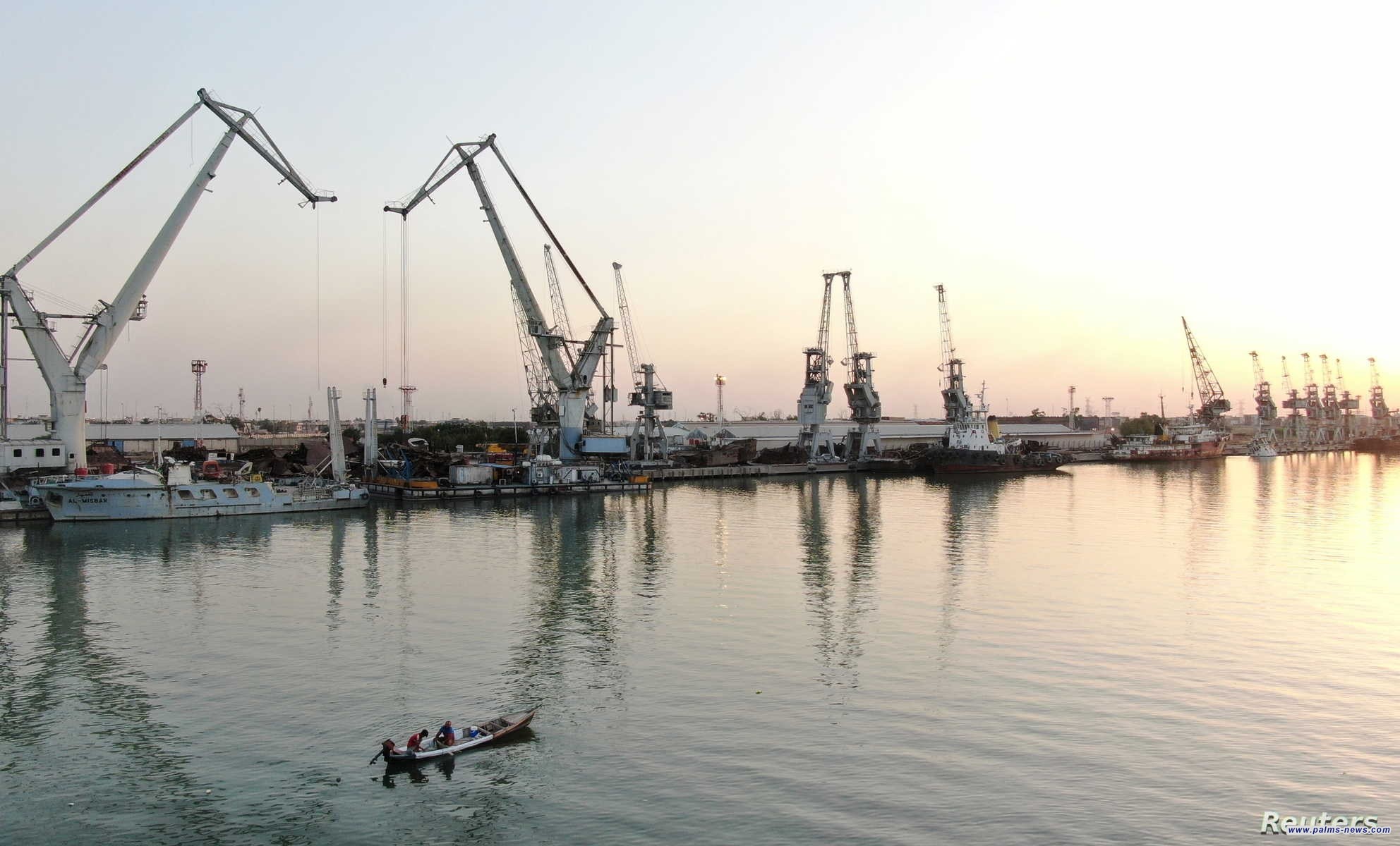 آليات موانئ العراق ترفع الحواجز الكونكريتية في البصرة حسب توجيهات وزير النقل