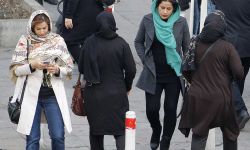 الحكومة الإيرانية تخفف الضغط على النساء بشأن الحجاب