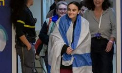 أول ثلاث رهينات أفرجت عنهن حماس يغادرن المستشفى