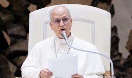 بابا الفاتيكان : دعوا الدبلوماسية تسكت الأسلحة ودعوا الأمم ترسم مستقبلها..