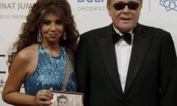 اتهامات متبادلة بين ورثة محمود عبد العزيز وأرملته تثير ضجة في مصر