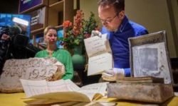 ماذا تحتوي .. كبسولة في لاهاي مخبأة تحت تمثال الملك ؟