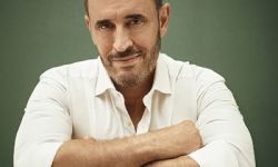 كاظم الساهر يحدث تفاعلاً في ظهور عفوي مع شقيقه