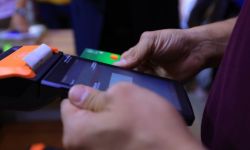 توجيهات بشمول المتاجر والمحال والصيدليات والعيادات الأهلية بالدفع الالكتروني