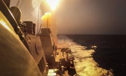 الحوثيون يهاجمون مدمرتين أميركيتين بالبحر الأحمر