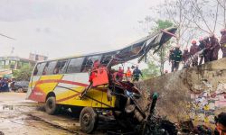 مقتل 17 شخصا في حادث تحطم حافلة في بنغلادش