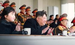 زعيم كوريا الشمالية كيم جونغ أون يحضر مباراة كرة قدم برفقة ابنته