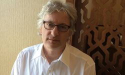 الكاتب البريطاني:  ديفيد هيرست : مايحدث في غزة  يعني حرية ارتكاب الجيش الإسرائيلي لجرائم حرب مستمرة