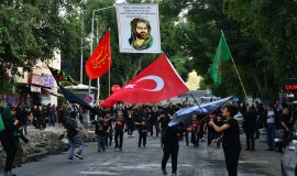 آلاف الأشخاص يحيون ذكرى استشهاد الإمام الحسين (ع) في تركيا